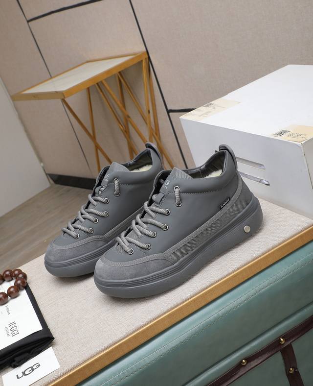 出厂价p Iuggi 新款复古老花男鞋 休闲百搭 高级感满满 时尚轻奢个性款 联名款 复古老花因素 帅气范儿十足 头层绒面牛皮 内里羊毛 鞋底橡胶大底 轻便又防