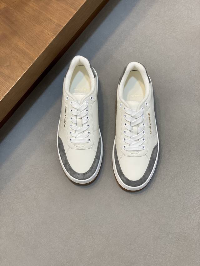 情侣款Saint Laurent圣罗兰低帮系带运动鞋 S L61官网新款 品牌旗舰店同步、意大利原胚粒面牛皮+正面饰片点缀多孔皮革、拉环饰以金色Saint La