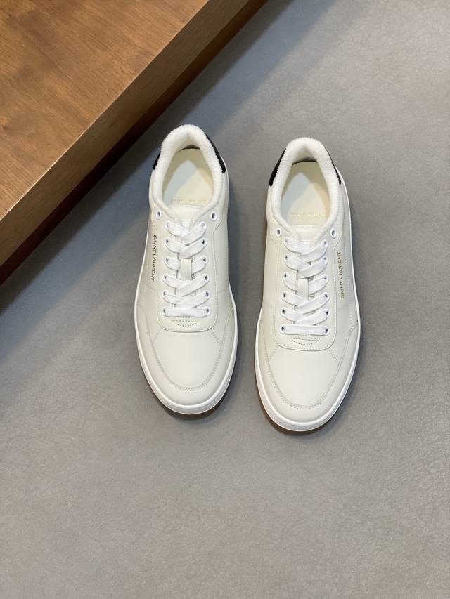 情侣款Saint Laurent圣罗兰低帮系带运动鞋 S L61官网新款 品牌旗舰店同步、意大利原胚粒面牛皮+正面饰片点缀多孔皮革、拉环饰以金色Saint La