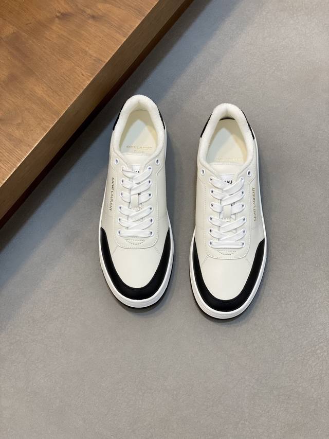 情侣款Saint Laurent圣罗兰低帮系带运动鞋 S L61官网新款 品牌旗舰店同步、意大利原胚粒面牛皮+正面饰片点缀多孔皮革、拉环饰以金色Saint La