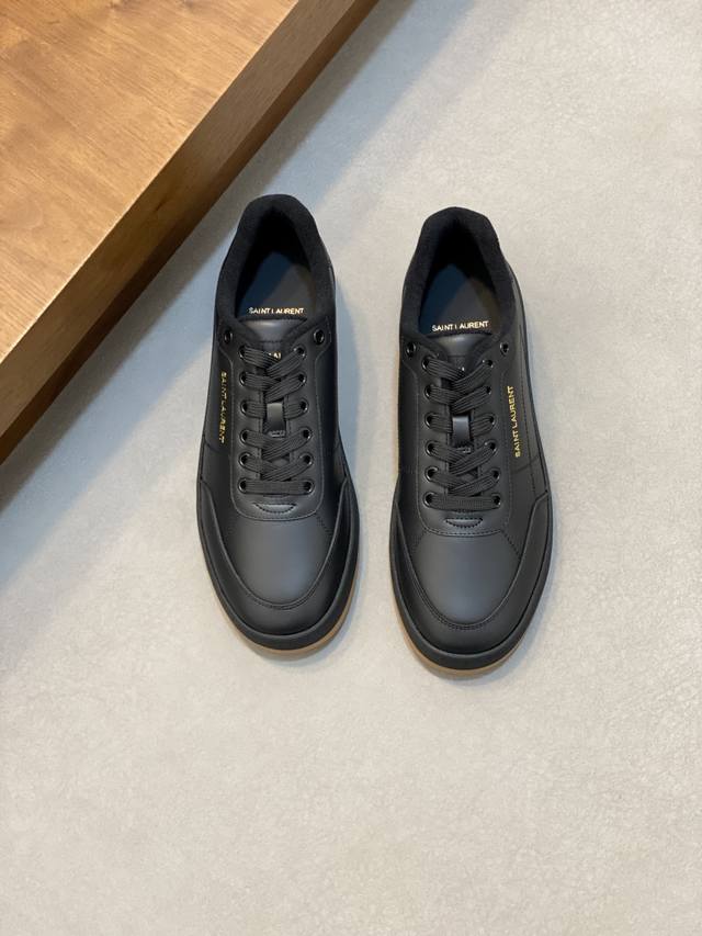 情侣款Saint Laurent圣罗兰低帮系带运动鞋 S L61官网新款 品牌旗舰店同步、意大利原胚粒面牛皮+正面饰片点缀多孔皮革、拉环饰以金色Saint La