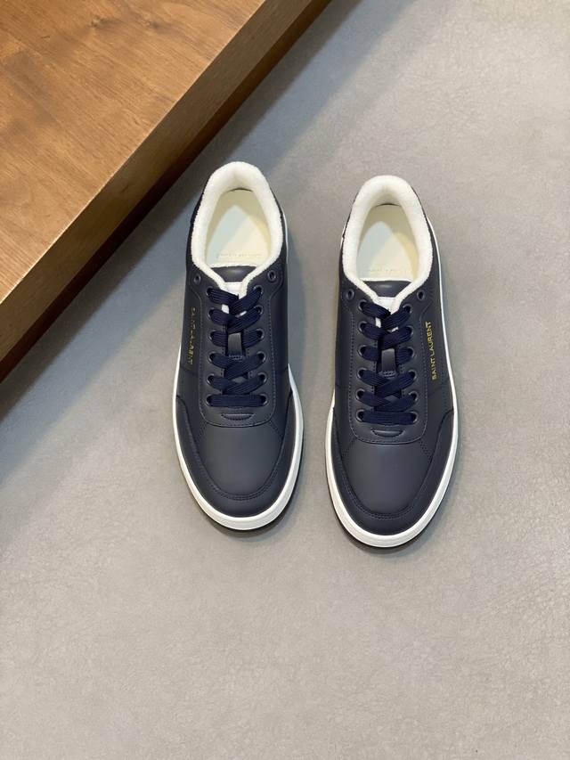 情侣款Saint Laurent圣罗兰低帮系带运动鞋 S L61官网新款 品牌旗舰店同步、意大利原胚粒面牛皮+正面饰片点缀多孔皮革、拉环饰以金色Saint La