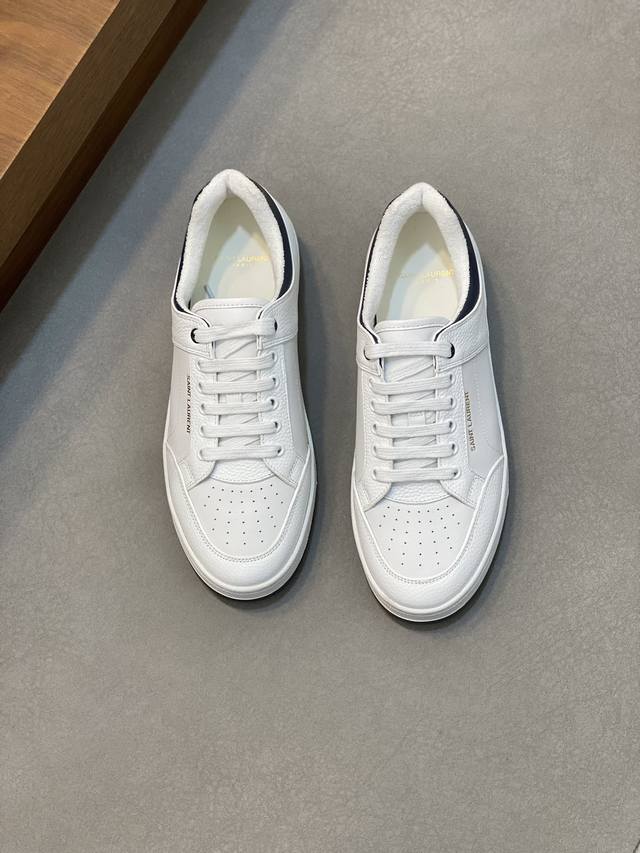 情侣款Saint Laurent圣罗兰低帮系带运动鞋 S L61官网新款 品牌旗舰店同步、意大利原胚粒面牛皮+正面饰片点缀多孔皮革、拉环饰以金色Saint La