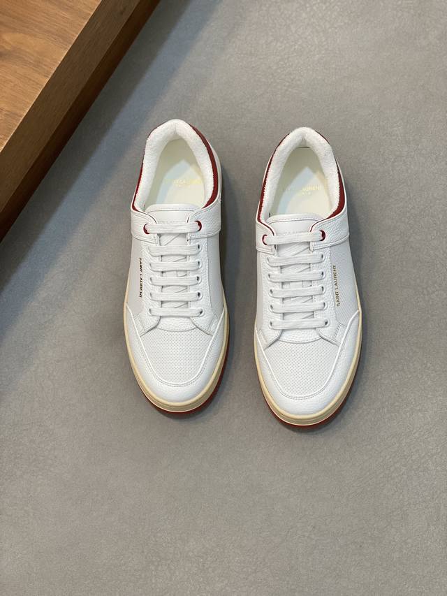 情侣款Saint Laurent圣罗兰低帮系带运动鞋 S L61官网新款 品牌旗舰店同步、意大利原胚粒面牛皮+正面饰片点缀多孔皮革、拉环饰以金色Saint La