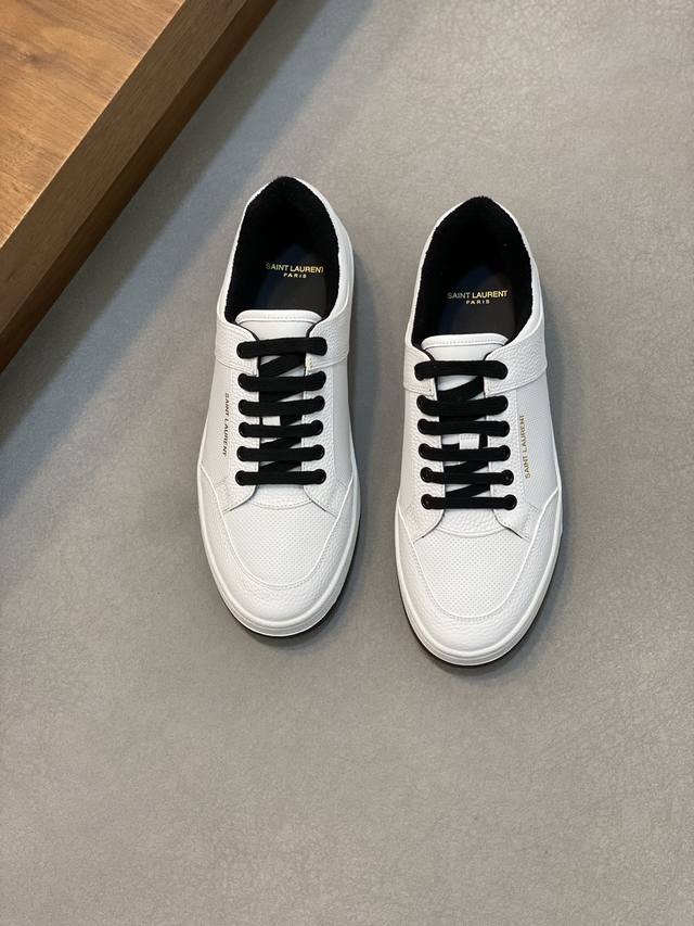 情侣款Saint Laurent圣罗兰低帮系带运动鞋 S L61官网新款 品牌旗舰店同步、意大利原胚粒面牛皮+正面饰片点缀多孔皮革、拉环饰以金色Saint La