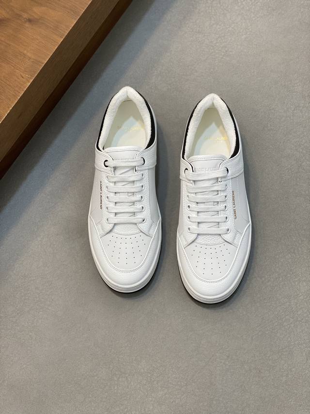 情侣款Saint Laurent圣罗兰低帮系带运动鞋 S L61官网新款 品牌旗舰店同步、意大利原胚粒面牛皮+正面饰片点缀多孔皮革、拉环饰以金色Saint La