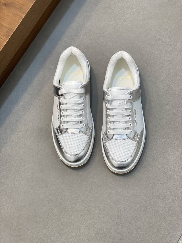 情侣款Saint Laurent圣罗兰低帮系带运动鞋 S L61官网新款 品牌旗舰店同步、意大利原胚粒面牛皮+正面饰片点缀多孔皮革、拉环饰以金色Saint La