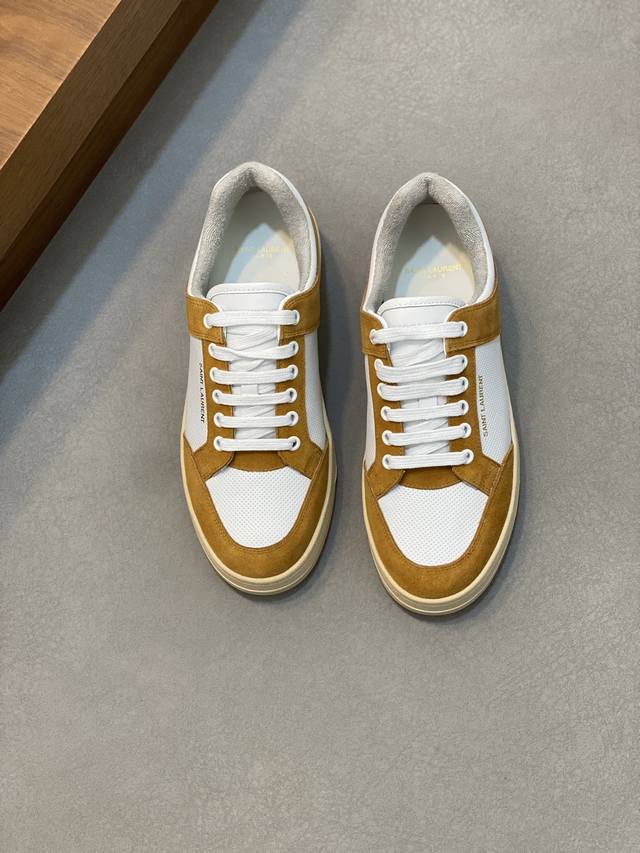 情侣款Saint Laurent圣罗兰低帮系带运动鞋 S L61官网新款 品牌旗舰店同步、意大利原胚粒面牛皮+正面饰片点缀多孔皮革、拉环饰以金色Saint La