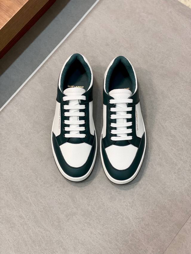 情侣款Saint Laurent圣罗兰低帮系带运动鞋 S L61官网新款 品牌旗舰店同步、意大利原胚粒面牛皮+正面饰片点缀多孔皮革、拉环饰以金色Saint La