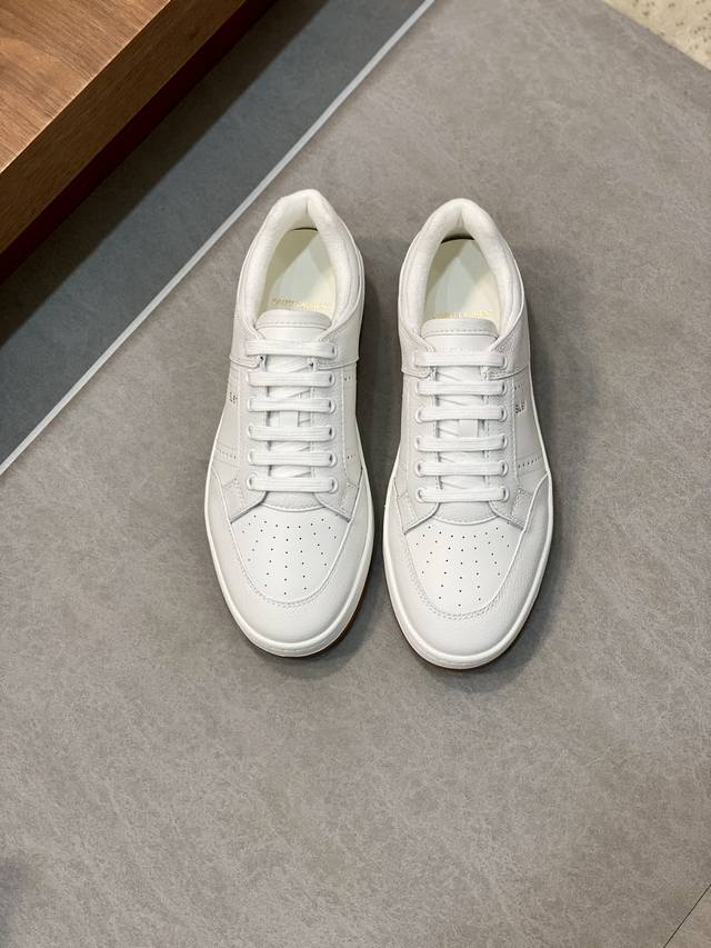 情侣款Saint Laurent圣罗兰低帮系带运动鞋 S L61官网新款 品牌旗舰店同步、意大利原胚粒面牛皮+正面饰片点缀多孔皮革、拉环饰以金色Saint La