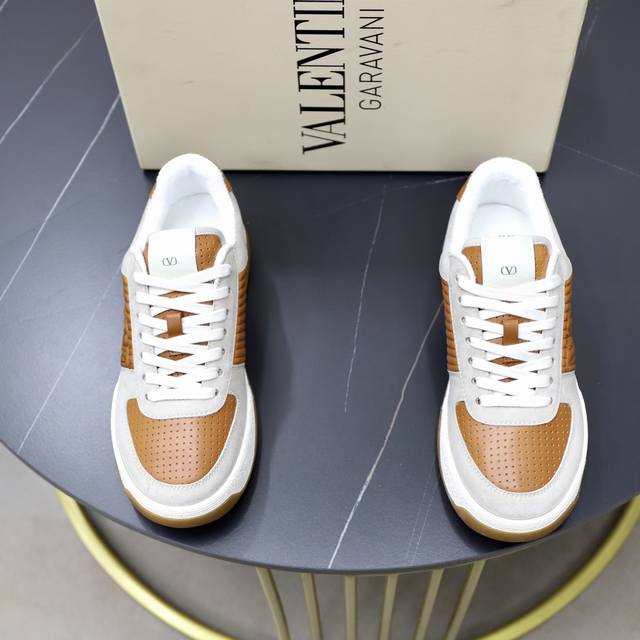 出厂价pp： Vltn华伦 运动鞋系列 2025新款运动鞋 火爆发售. 原版Zp入购拆解. 反复打版调改. 力要一比一还原！顶级奢华力作 招牌柳钉设计 柔软舒适