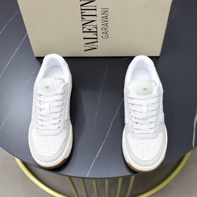 出厂价pp： Vltn华伦 运动鞋系列 2025新款运动鞋 火爆发售. 原版Zp入购拆解. 反复打版调改. 力要一比一还原！顶级奢华力作 招牌柳钉设计 柔软舒适