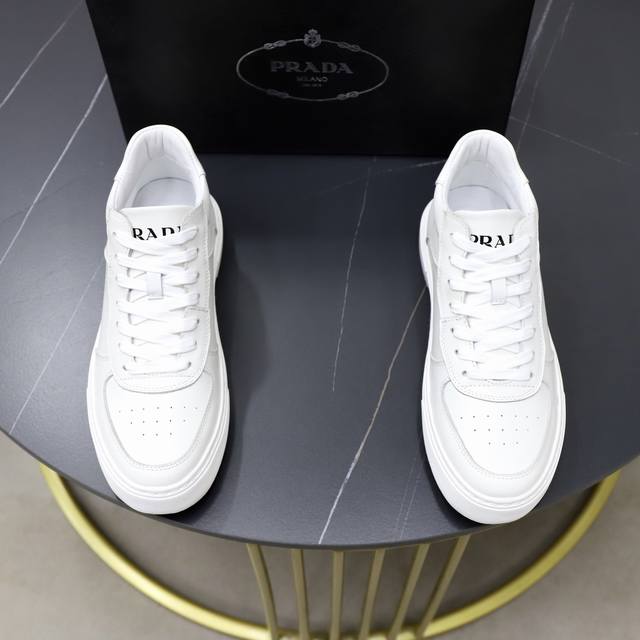 出厂价pp： 品牌：普拉达prada 标准码：38–44 45可订做 等级：官网同款 材料：原版牛皮面料 舒适猪皮内里 轻便耐磨大底 款式类别：男士时尚休闲鞋靴