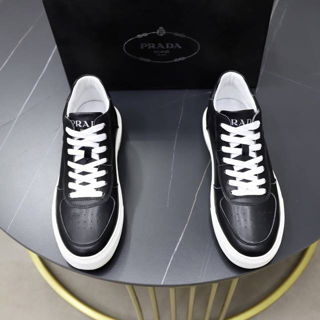 出厂价pp： 品牌：普拉达prada 标准码：38–44 45可订做 等级：官网同款 材料：原版牛皮面料 舒适猪皮内里 轻便耐磨大底 款式类别：男士时尚休闲鞋靴