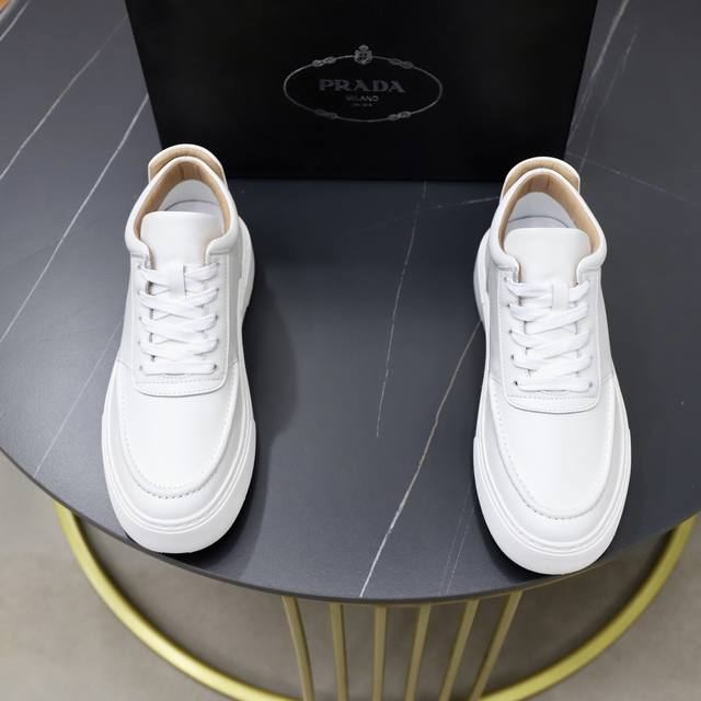 出厂价pp： 品牌：普拉达prada 标准码：38–44 45可订做 等级：官网同款 材料：原版牛皮面料 舒适猪皮内里 轻便耐磨大底 款式类别：男士时尚休闲鞋靴