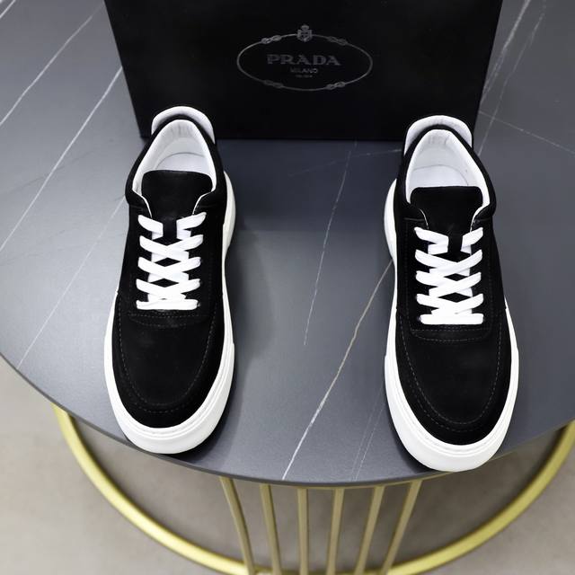 出厂价pp： 品牌：普拉达prada 标准码：38–44 45可订做 等级：官网同款 材料：原版牛皮面料 舒适猪皮内里 轻便耐磨大底 款式类别：男士时尚休闲鞋靴