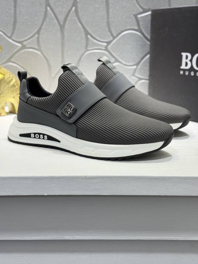 Bos＊ 男士精品 Boss 运动男鞋，本款是官方主打经典款，1:1质量，原厂名师制作，采用牛皮搭配面料舒适透气网布内里。完美楦型，大方时尚的设计，吸引了众多消