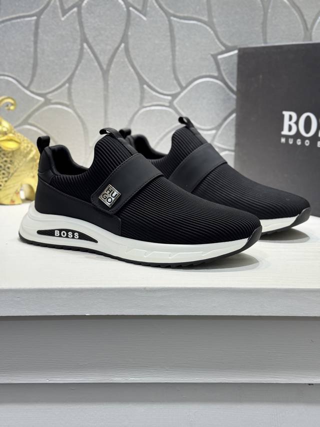 Bos＊ 男士精品 Boss 运动男鞋，本款是官方主打经典款，1:1质量，原厂名师制作，采用牛皮搭配面料舒适透气网布内里。完美楦型，大方时尚的设计，吸引了众多消