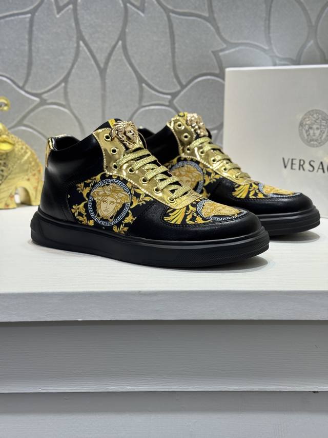 Versac＊范思哲官网最新款休闲时尚高帮男鞋爆款版型简洁大气 潮男专属.独有的官网最新品牌元素时尚又大方，原版牛皮材质制造舒适羊皮内里 耐磨休闲大底，型男必备