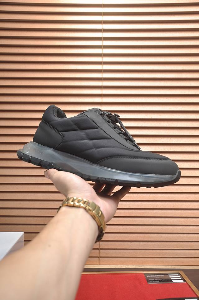 出厂价p Givenchy.纪梵希 专柜同步发售鞋面：意大利进口品牌印花布匹 尽显奢华，透气网布内里加上双层组合，脚感舒适，鞋底：原厂特供橡胶发泡大底，轻便，舒