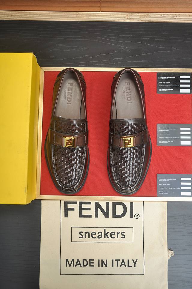 出厂价p 芬迪 Fendi 最新高端男鞋香港专柜！ 原单品质 鞋面采用进口牛皮材料、牛皮内里 ！入足超舒服，原厂耐磨大底 奢华时尚 休闲百搭！尺码：38-45