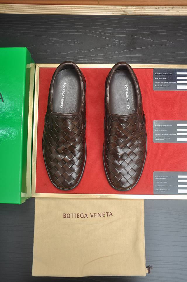 出厂价p Bv 官网男鞋牛皮编织内里牛皮橡胶大底专柜1:1品质 每一位成功男士的身份衬托上脚大气稳重高端定制专柜原版复刻进口牛皮纯手工编织不管风吹雨打鞋楦不变经