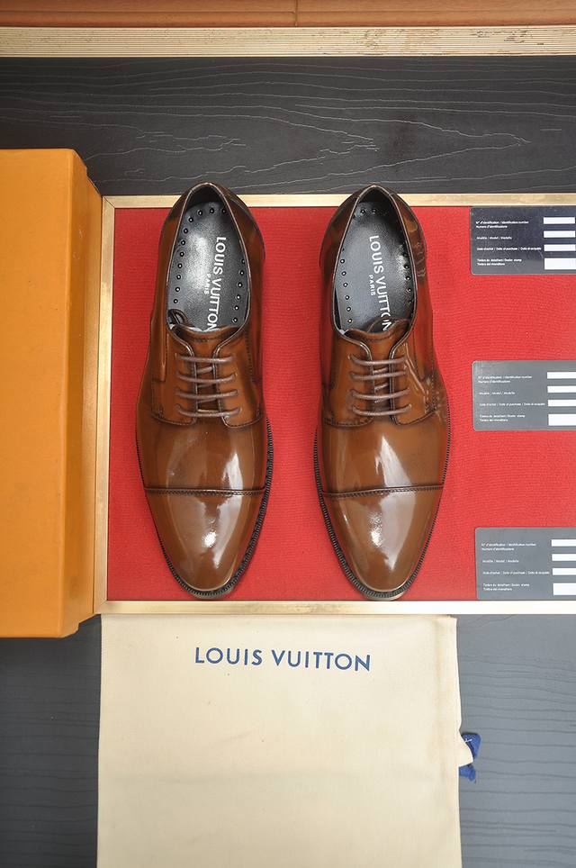 出厂价p Lv 原单牛皮内里 Lv最新真皮商务西装鞋官网同步上市，意大利进口 头层牛皮一比一重金打造，官网1:1橡胶大底。穿着百搭，高档不失档次，彩色搭配气度不