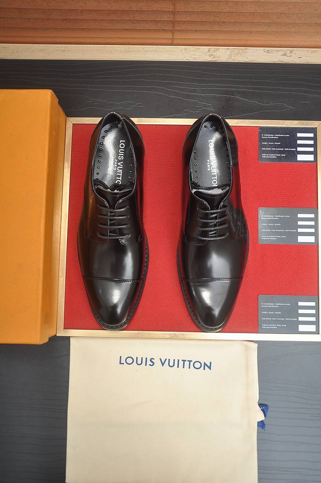 出厂价p Lv 原单牛皮内里 Lv最新真皮商务西装鞋官网同步上市，意大利进口 头层牛皮一比一重金打造，官网1:1橡胶大底。穿着百搭，高档不失档次，彩色搭配气度不
