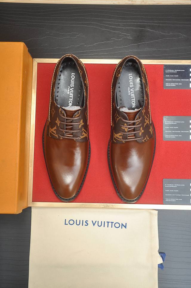 出厂价p Lv 原单牛皮内里 Lv最新真皮商务西装鞋官网同步上市，意大利进口 头层牛皮一比一重金打造，官网1:1橡胶大底。穿着百搭，高档不失档次，彩色搭配气度不