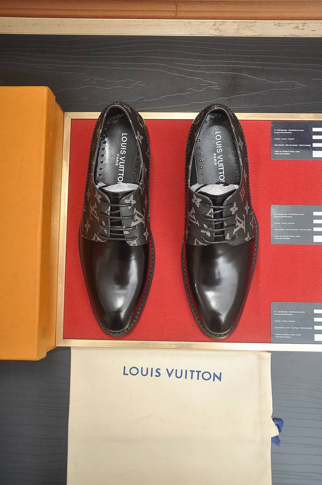 出厂价p Lv 原单牛皮内里 Lv最新真皮商务西装鞋官网同步上市，意大利进口 头层牛皮一比一重金打造，官网1:1橡胶大底。穿着百搭，高档不失档次，彩色搭配气度不