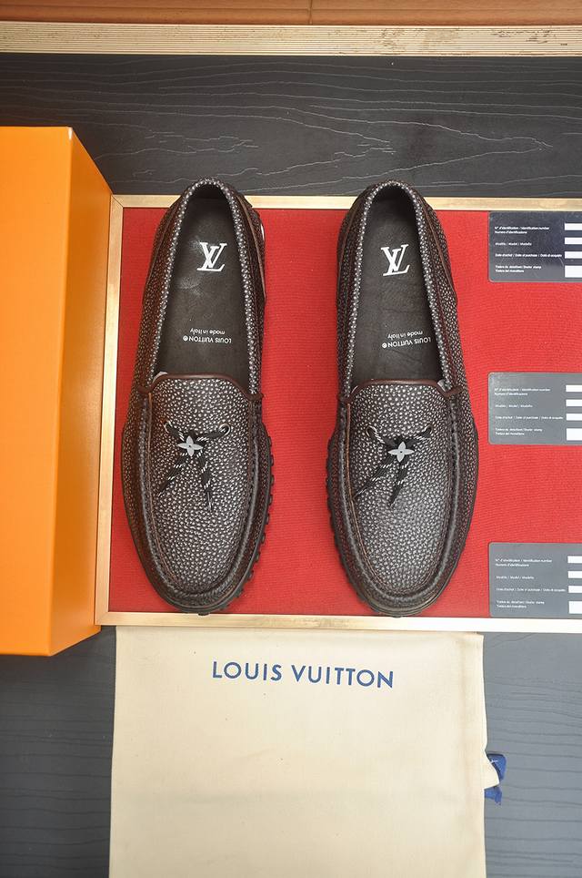 出厂价p Louis Vuitton 原单 新款Lv路易威登 * 顶级版本 Lv经典豆豆鞋！选用进口原版单牛皮 原版真皮边条拼接耐磨橡胶大底！高品质精品！码数3