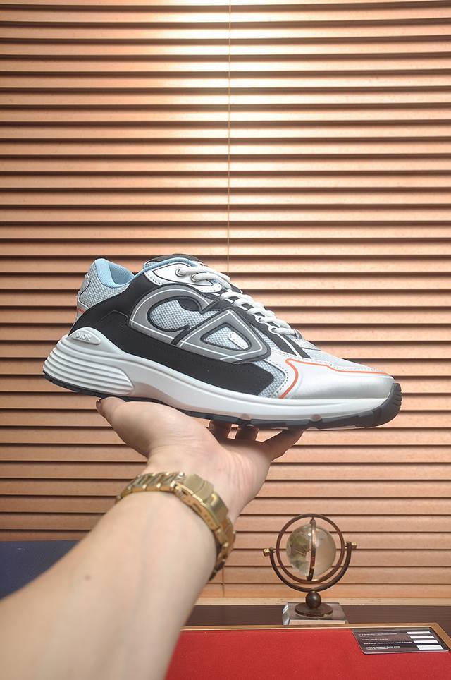 出厂价pp： 顶级原单 品牌：Dior 迪奥 标准码：男码38-44 45定制 等级：官网同款 材料：顶级原版牛皮拼接而成 原版耐磨轻便大底 款式类别：潮流时尚