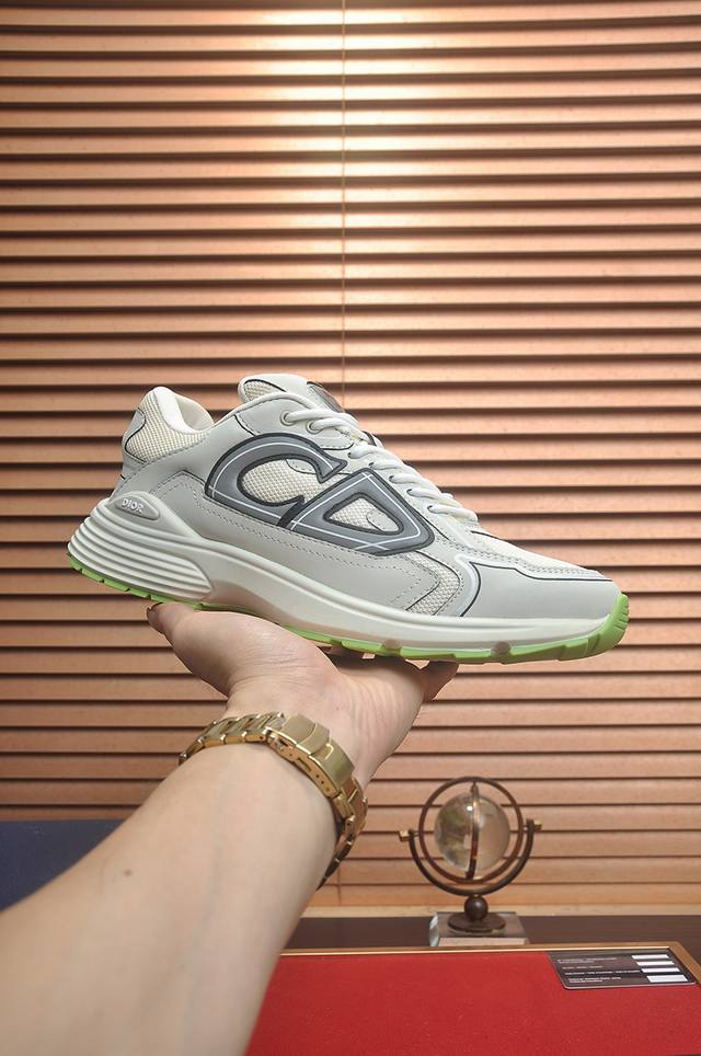 出厂价pp： 顶级原单 品牌：Dior 迪奥 标准码：男码38-44 45定制 等级：官网同款 材料：顶级原版牛皮拼接而成 原版耐磨轻便大底 款式类别：潮流时尚