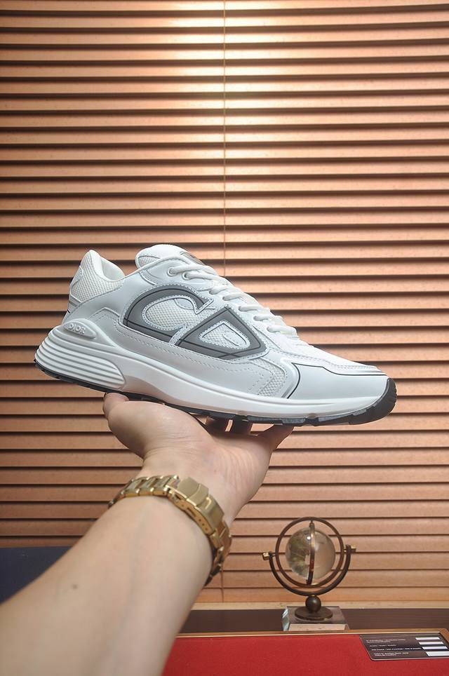 出厂价pp： 顶级原单 品牌：Dior 迪奥 标准码：男码38-44 45定制 等级：官网同款 材料：顶级原版牛皮拼接而成 原版耐磨轻便大底 款式类别：潮流时尚