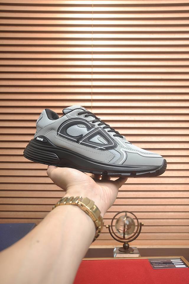 出厂价pp： 顶级原单 品牌：Dior 迪奥 标准码：男码38-44 45定制 等级：官网同款 材料：顶级原版牛皮拼接而成 原版耐磨轻便大底 款式类别：潮流时尚