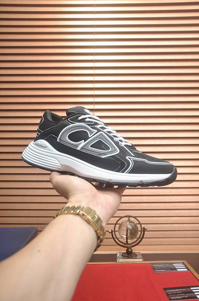 出厂价pp： 顶级原单 品牌：Dior 迪奥 标准码：男码38-44 45定制 等级：官网同款 材料：顶级原版牛皮拼接而成 原版耐磨轻便大底 款式类别：潮流时尚