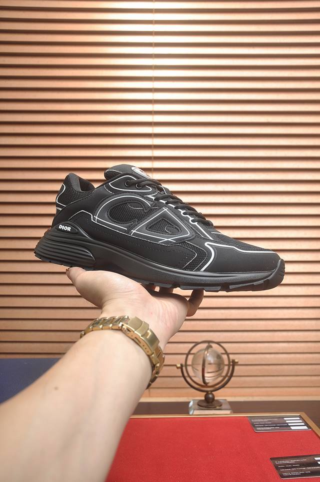 出厂价pp： 顶级原单 品牌：Dior 迪奥 标准码：男码38-44 45定制 等级：官网同款 材料：顶级原版牛皮拼接而成 原版耐磨轻便大底 款式类别：潮流时尚