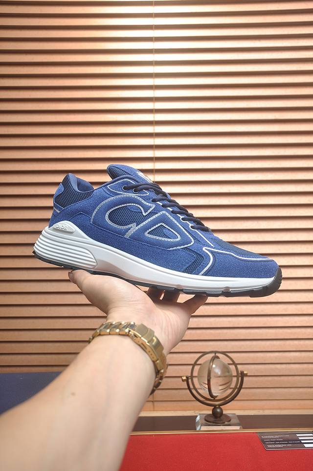 出厂价pp： 顶级原单 品牌：Dior 迪奥 标准码：男码38-44 45定制 等级：官网同款 材料：顶级原版牛皮拼接而成 原版耐磨轻便大底 款式类别：潮流时尚