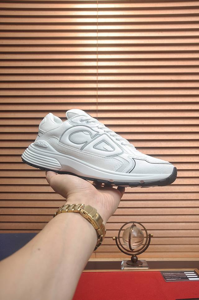 出厂价pp： 顶级原单 品牌：Dior 迪奥 标准码：男码38-44 45定制 等级：官网同款 材料：顶级原版牛皮拼接而成 原版耐磨轻便大底 款式类别：潮流时尚