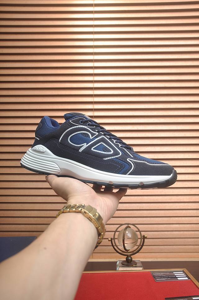 出厂价pp： 顶级原单 品牌：Dior 迪奥 标准码：男码38-44 45定制 等级：官网同款 材料：顶级原版牛皮拼接而成 原版耐磨轻便大底 款式类别：潮流时尚