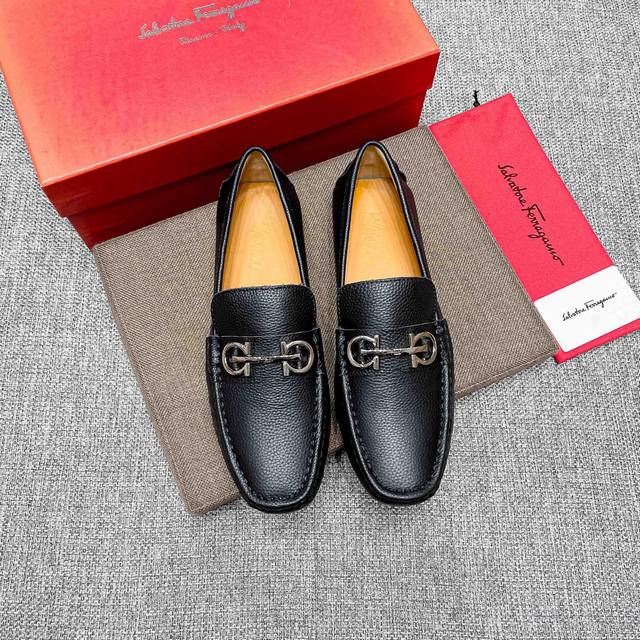 品牌菲拉格慕，官网原版休闲百搭商务高端豆豆鞋～四季潮鞋官网旗舰店原单，鞋面:进口原版牛皮，全纯牛里 真材实料 ，时尚懒人商务风设计，休闲乐福款，跑步鞋青年人最适