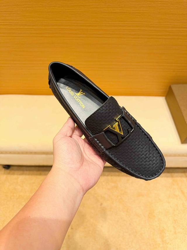 实价，牛皮里， Lv 官方旗舰店高品质商务休闲精品男鞋。明星周杰伦同款，原单正品。采用进口原版牛皮，牛皮内里制作真材实料，法国殿堂级尊贵款售价12870瑞士法郎