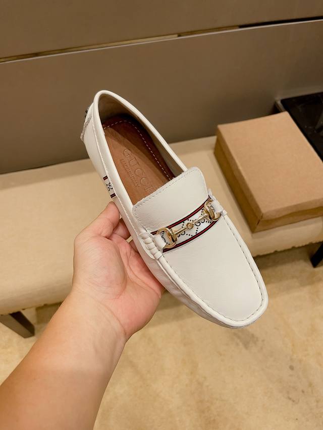 古驰 Gucci ，1921年创立于佛罗伦萨，是全球奢侈品品牌之一，其独特的创意和革新风靡全球，古驰 永恒而经典，一直以来深受明星们的青睐，并成为世界上流社会人