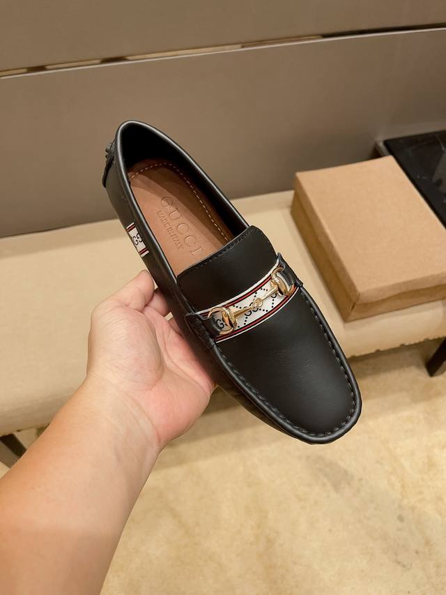 古驰 Gucci ，1921年创立于佛罗伦萨，是全球奢侈品品牌之一，其独特的创意和革新风靡全球，古驰 永恒而经典，一直以来深受明星们的青睐，并成为世界上流社会人