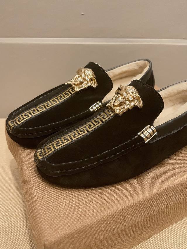 真绵羊毛内里，这个冬季不再冷 范思哲官方首发，新款，意大利冬季男士必备潮流豆豆鞋，官方1：1原版复刻！鞋面进口头层高丝光牛绒牛皮，真绵羊毛内里、原版橡胶大底，防