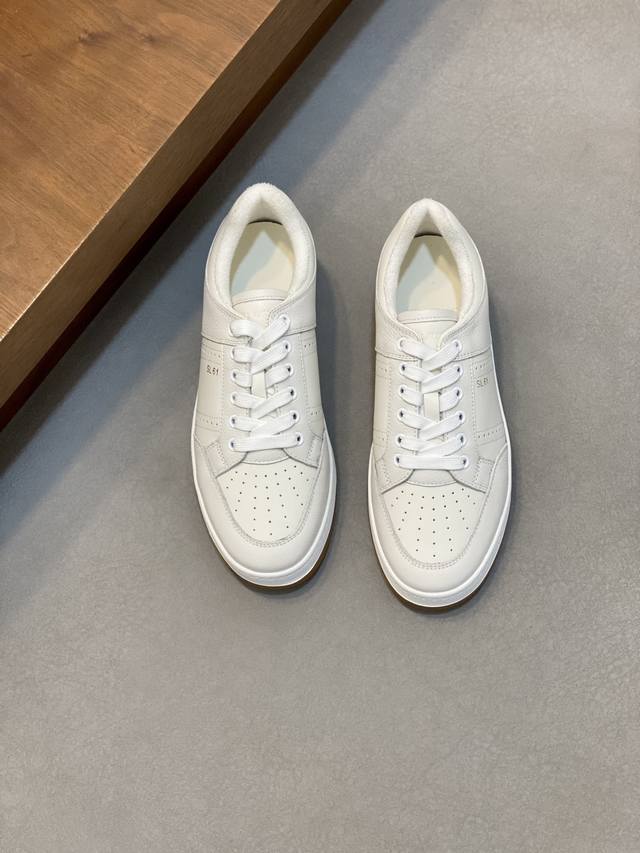 情侣款Saint Laurent圣罗兰低帮系带运动鞋 S L61官网新款 品牌旗舰店同步、意大利原胚粒面牛皮+正面饰片点缀多孔皮革、拉环饰以金色Saint La