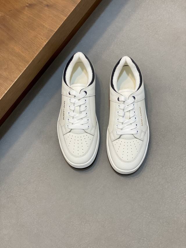 情侣款Saint Laurent圣罗兰低帮系带运动鞋 S L61官网新款 品牌旗舰店同步、意大利原胚粒面牛皮+正面饰片点缀多孔皮革、拉环饰以金色Saint La