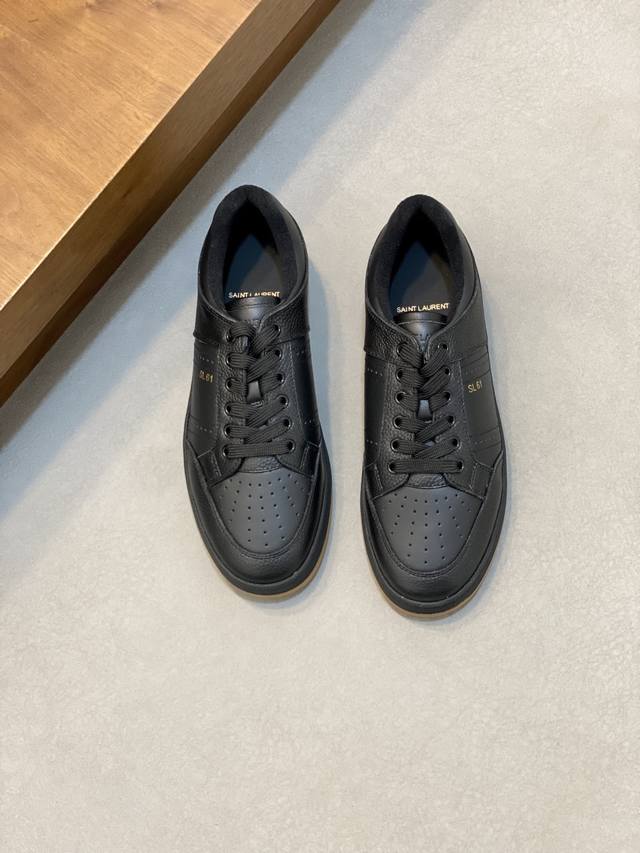 情侣款Saint Laurent圣罗兰低帮系带运动鞋 S L61官网新款 品牌旗舰店同步、意大利原胚粒面牛皮+正面饰片点缀多孔皮革、拉环饰以金色Saint La
