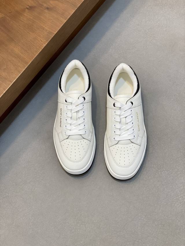 情侣款Saint Laurent圣罗兰低帮系带运动鞋 S L61官网新款 品牌旗舰店同步、意大利原胚粒面牛皮+正面饰片点缀多孔皮革、拉环饰以金色Saint La