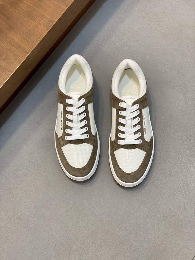 情侣款Saint Laurent圣罗兰低帮系带运动鞋 S L61官网新款 品牌旗舰店同步、意大利原胚粒面牛皮+正面饰片点缀多孔皮革、拉环饰以金色Saint La